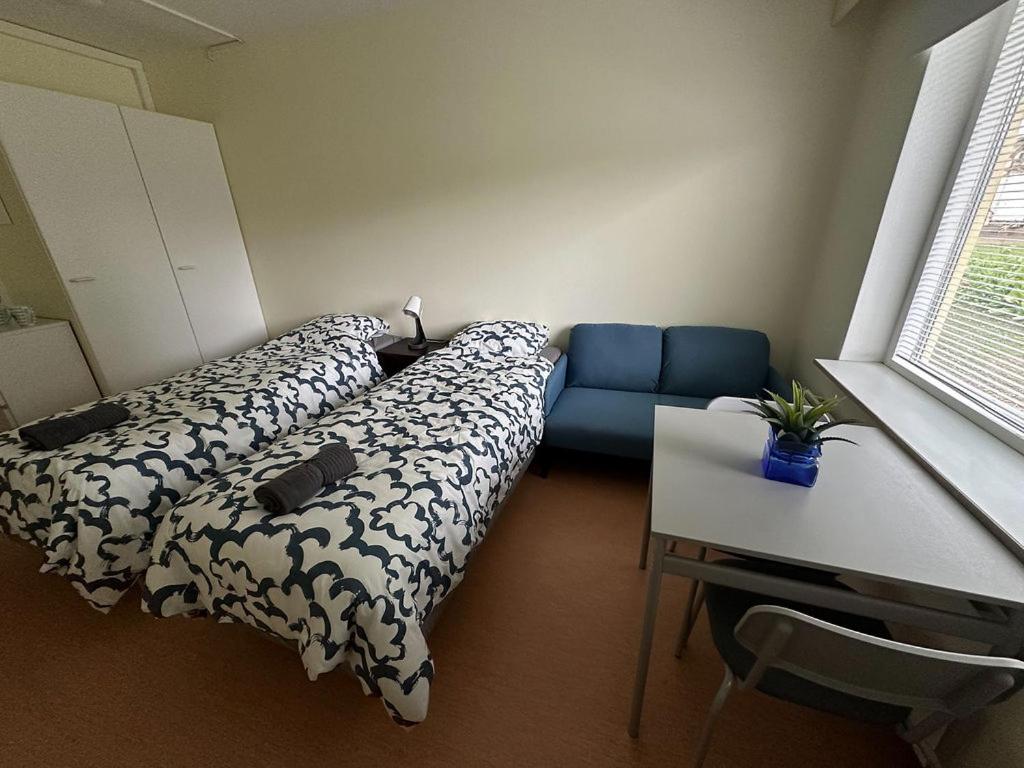 Lepopaikka Lokinpesä, Majoitus ja Camping - Chambre Lits Jumeaux Avec Salle De Bains Commune