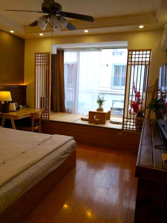 Postel nebo postele na pokoji v ubytování 枕窗听雨Homestay