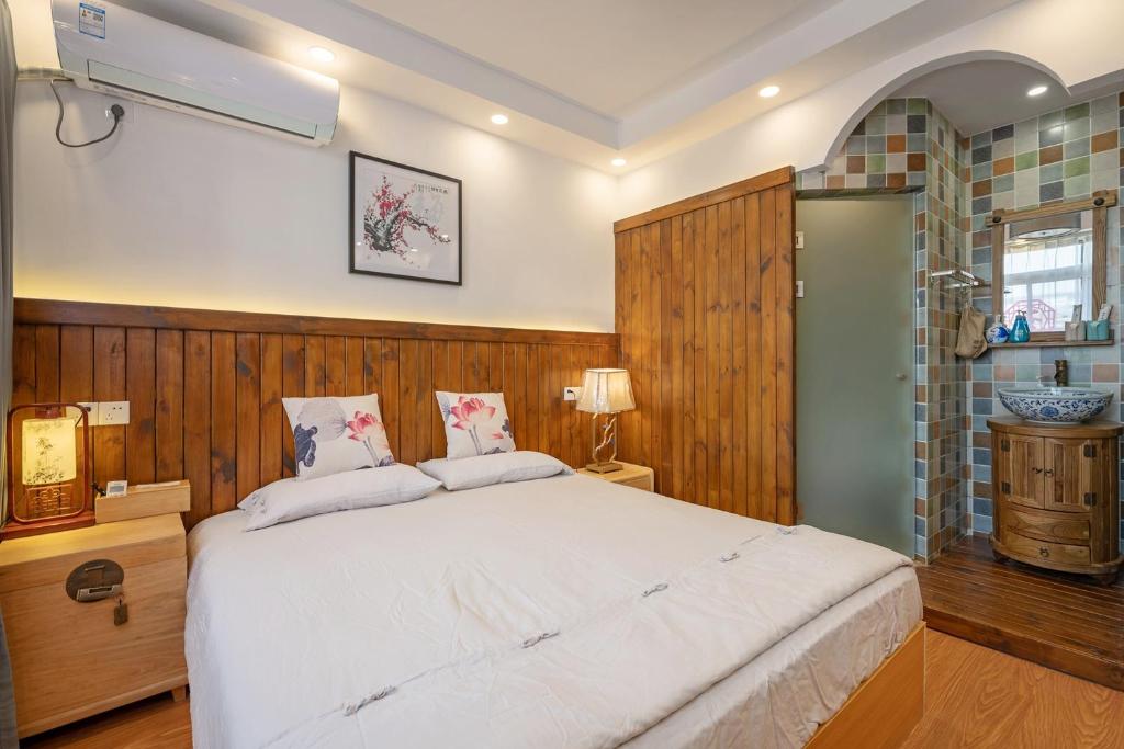 Postel nebo postele na pokoji v ubytování 枕窗听雨Homestay
