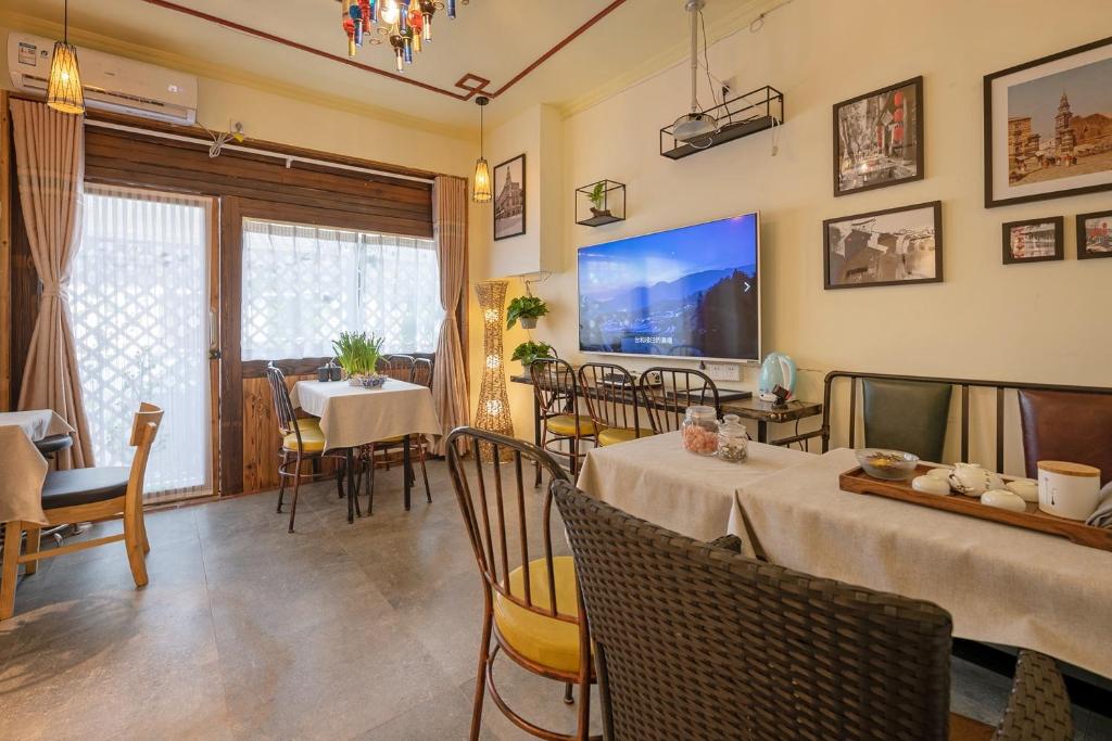 TV a/nebo společenská místnost v ubytování 枕窗听雨Homestay