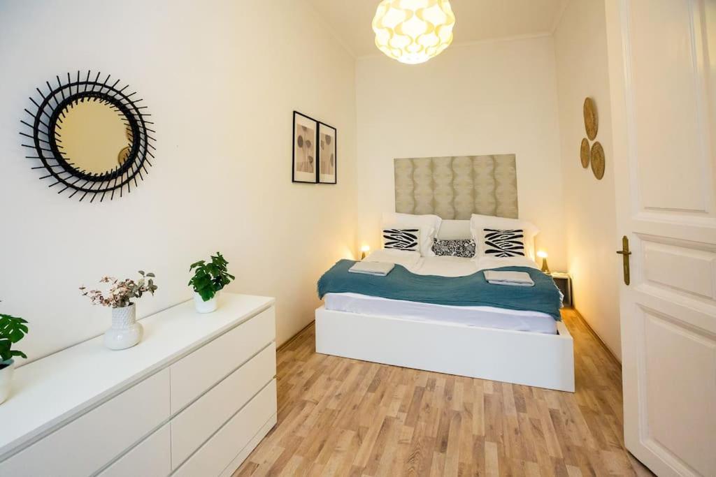 Opera Apartment Budapest with Three Bedroom w AC 1065 Budapest, Hajós utca 19 kép - 1