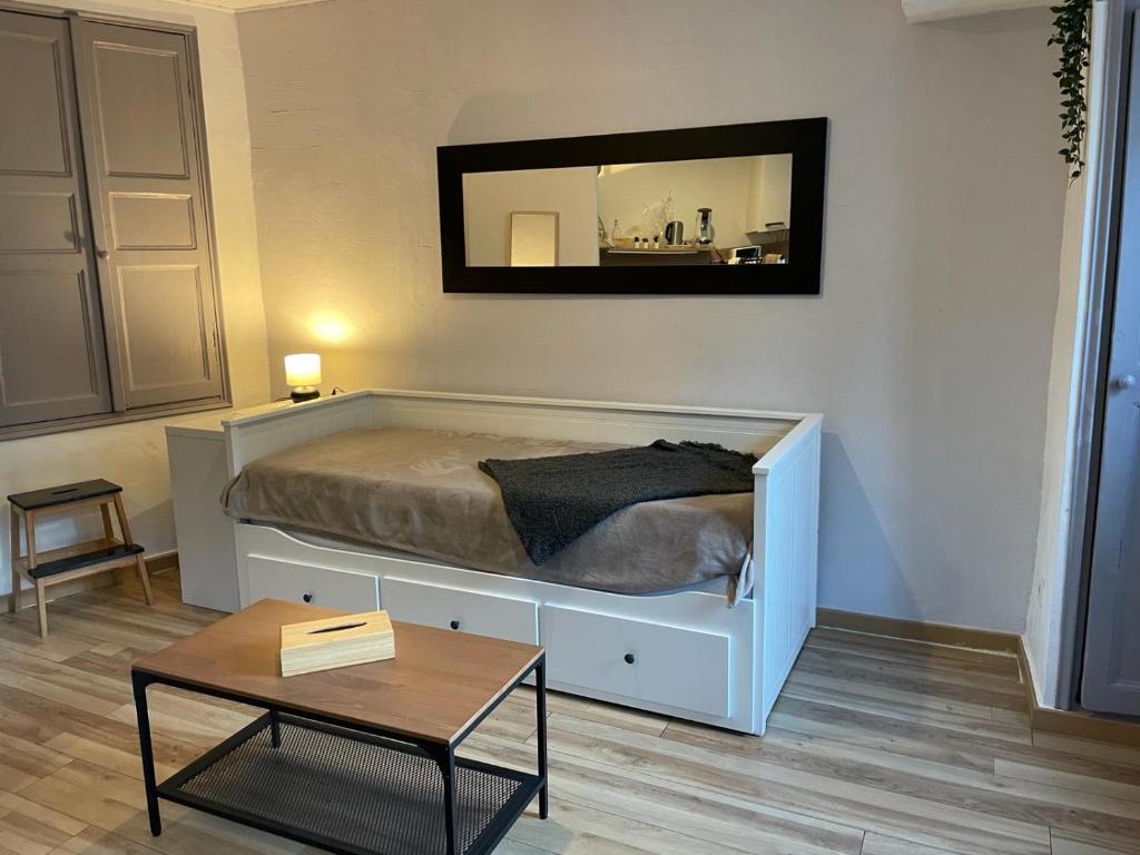 une chambre avec un lit avec un miroir au mur dans l'établissement Paradis, à Hyères