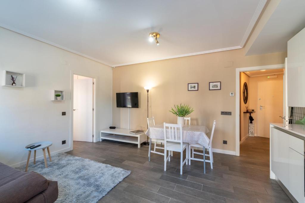 ein Wohnzimmer mit Tisch und Stühlen in der Unterkunft Forum Evolucion Residence in Burgos