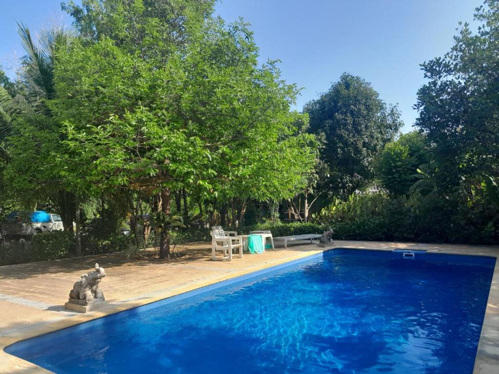 Bazén v ubytování Samran Resort nebo v jeho okolí