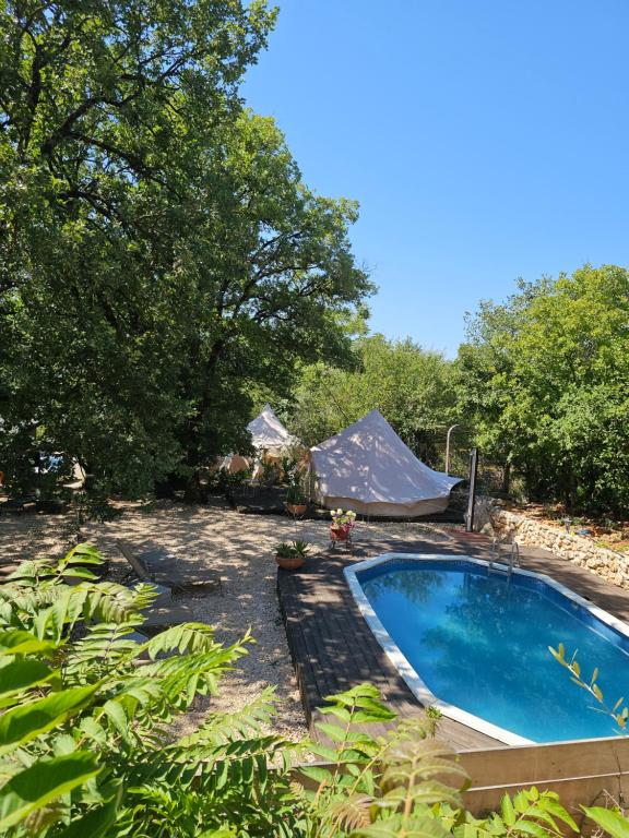 Bazén v ubytování Glamping Imotski 5 nebo v jeho okolí