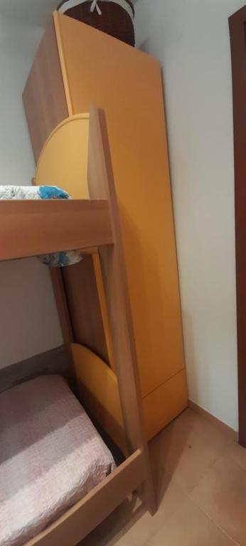 Łóżko lub łóżka piętrowe w pokoju w obiekcie Appartamento residence Tartaruga 3