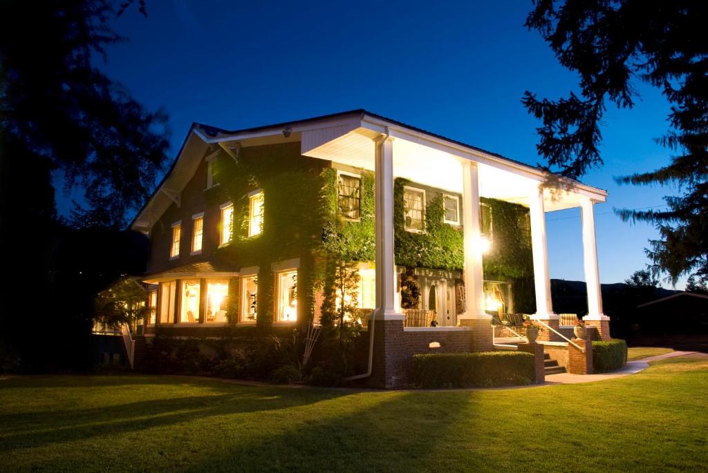 a house lit up at night with lights at Warm Springs Inn & Winery in Wenatchee