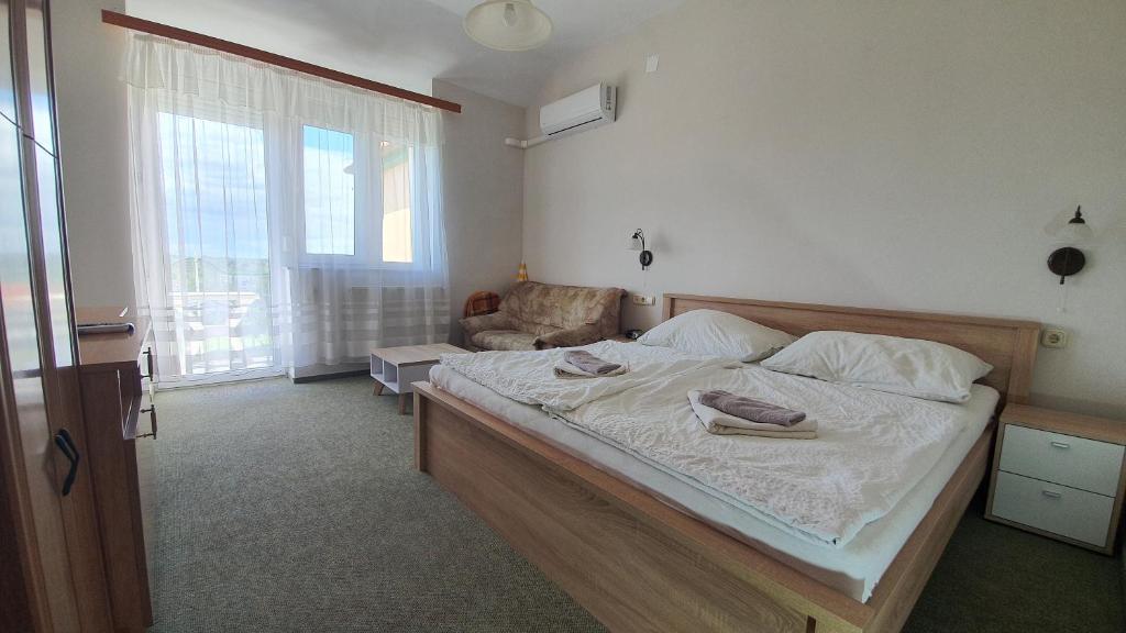 Postel nebo postele na pokoji v ubytování Karát Panzió