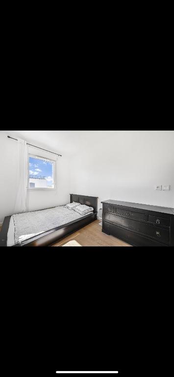 Katil atau katil-katil dalam bilik di Séjournez à la maison du bonheur, chambre cosy dans une maison familiale à 2 pas de Paris, Parking privé possible moyennant des frais