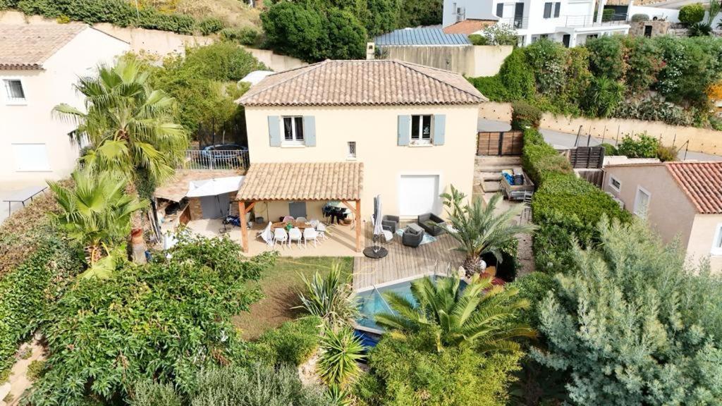 une vue aérienne d'une maison avec piscine dans l'établissement Le mas de malatra cavalaire, à Cavalaire-sur-Mer