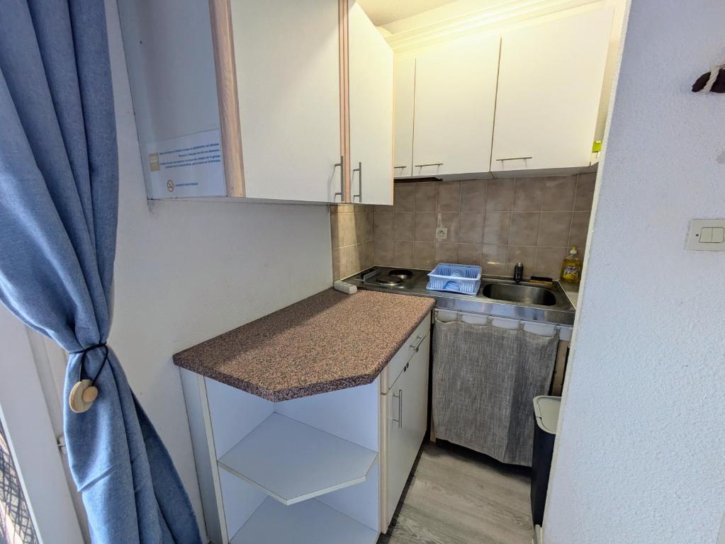 Kuchyňa alebo kuchynka v ubytovaní MARSEILLAN-PLAGE - Studio climatisé avec coin nuit séparé - Terrasse & parking privé