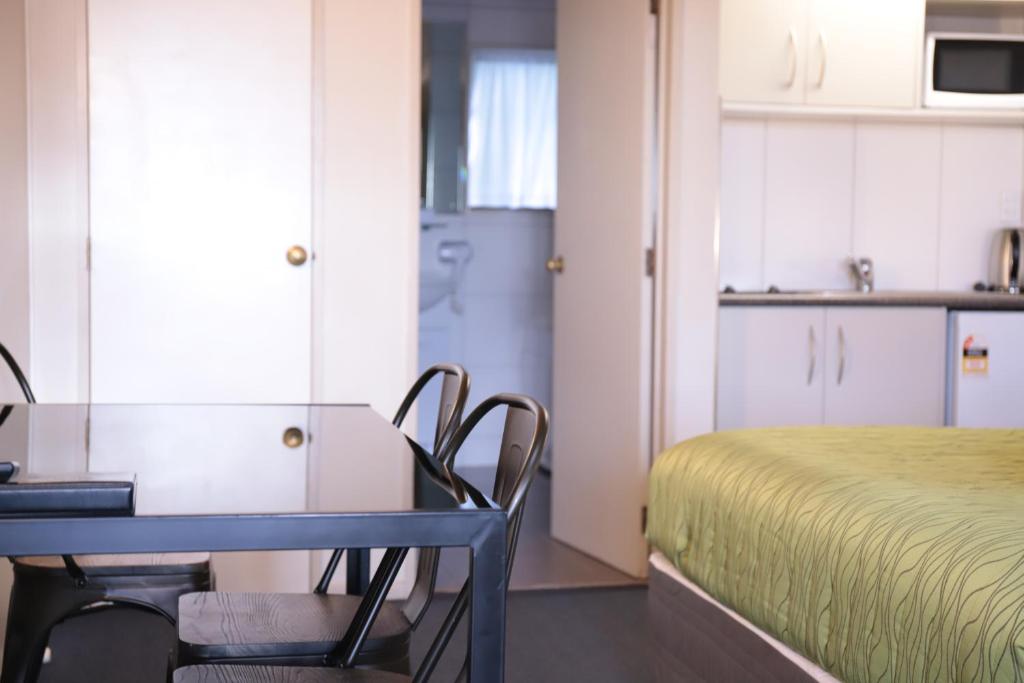 Kuchyň nebo kuchyňský kout v ubytování Airport Manor Inn