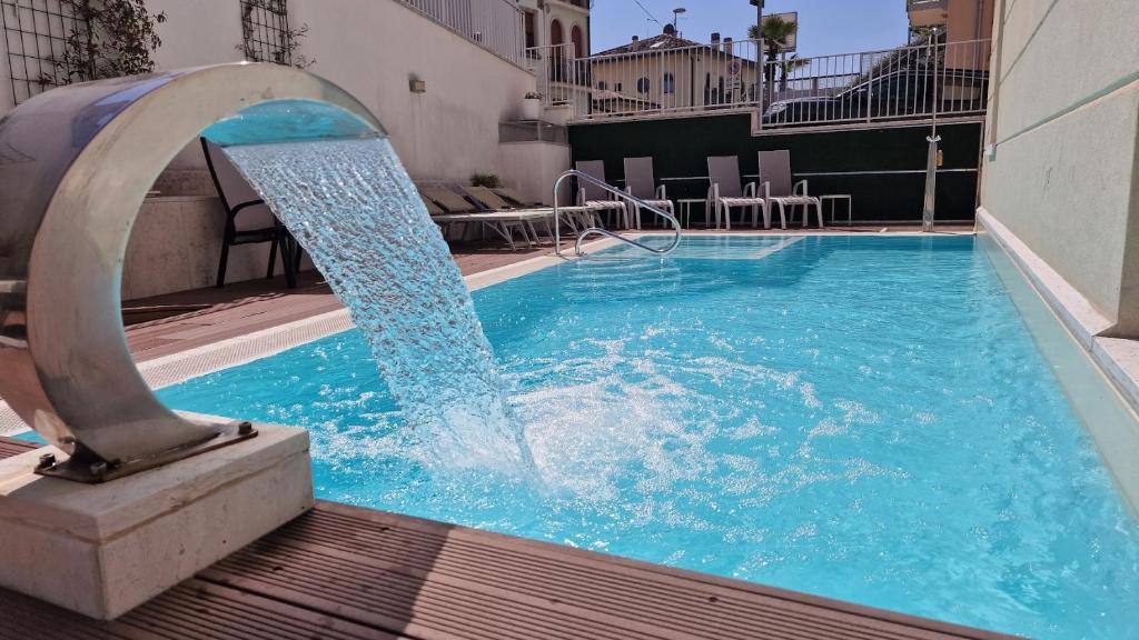 Bazén v ubytovaní Hotel Villa Anthea alebo v jeho blízkosti