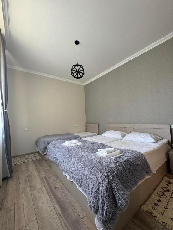 Llit o llits en una habitació de Baqari Inn