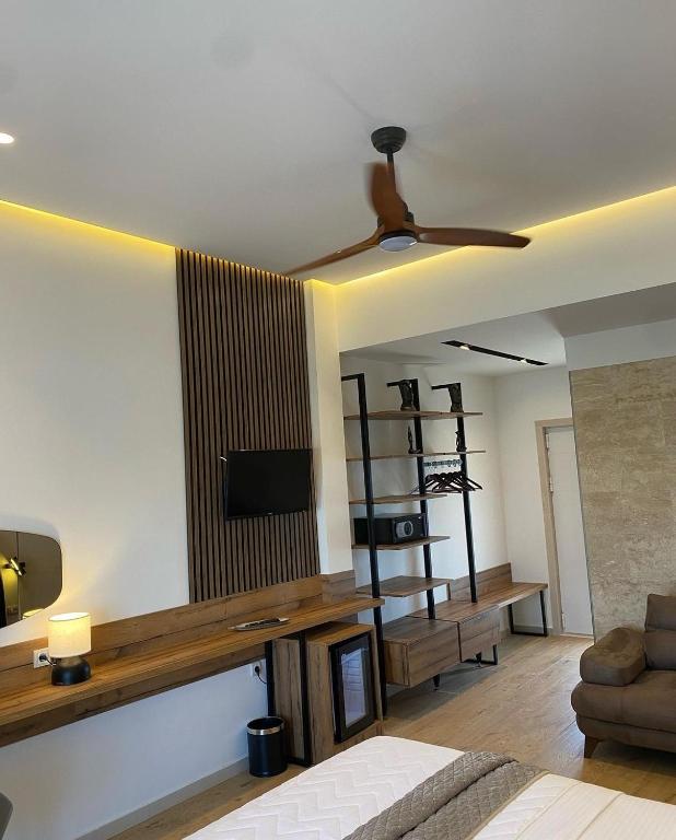 TV a/nebo společenská místnost v ubytování Hotel Comfort & Villas