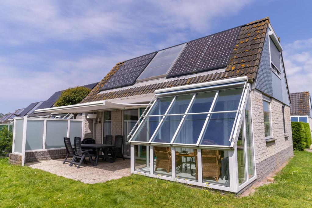 a house with solar panels on the roof at Bohemien Resort 21 in Sint Maartenszee