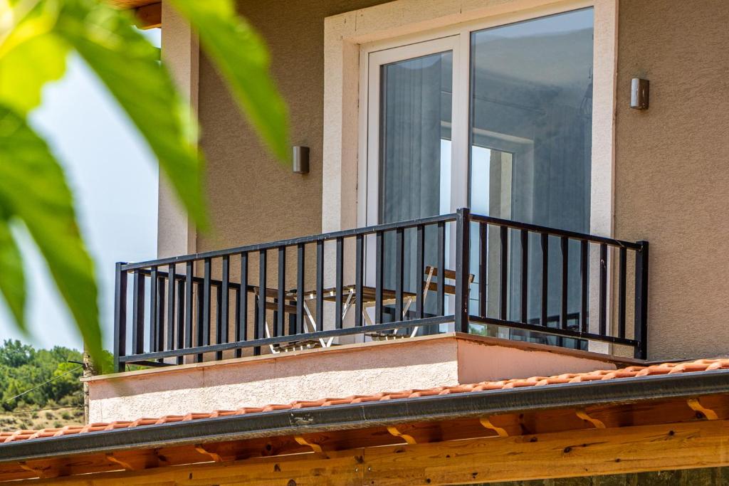 Balkón nebo terasa v ubytování Bujtina Lumo & pool