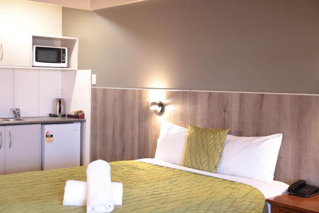 Postel nebo postele na pokoji v ubytování Airport Manor Inn