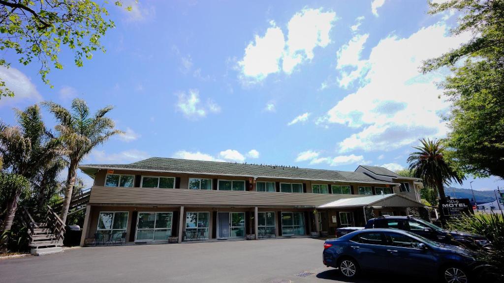 ein Gebäude mit einem davor geparkt in der Unterkunft Waihi Motel in Waihi