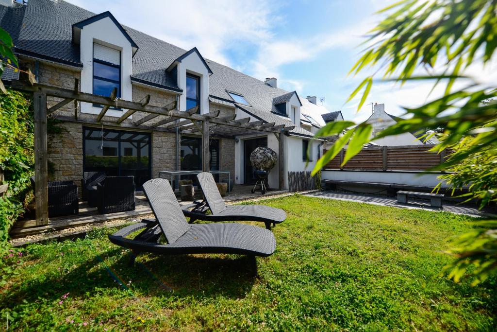 2 chaises assises dans la cour d'une maison dans l'établissement Domaine de la Pointe de Kerhostin, à Saint-Pierre-Quiberon