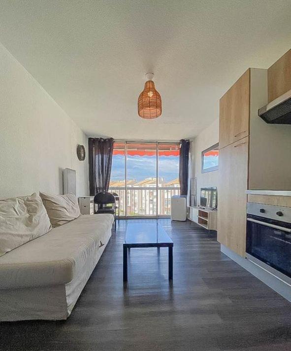 un salon avec un canapé et une table dans l'établissement Le 458 Chez Yannick et Céline, au Grau-du-Roi