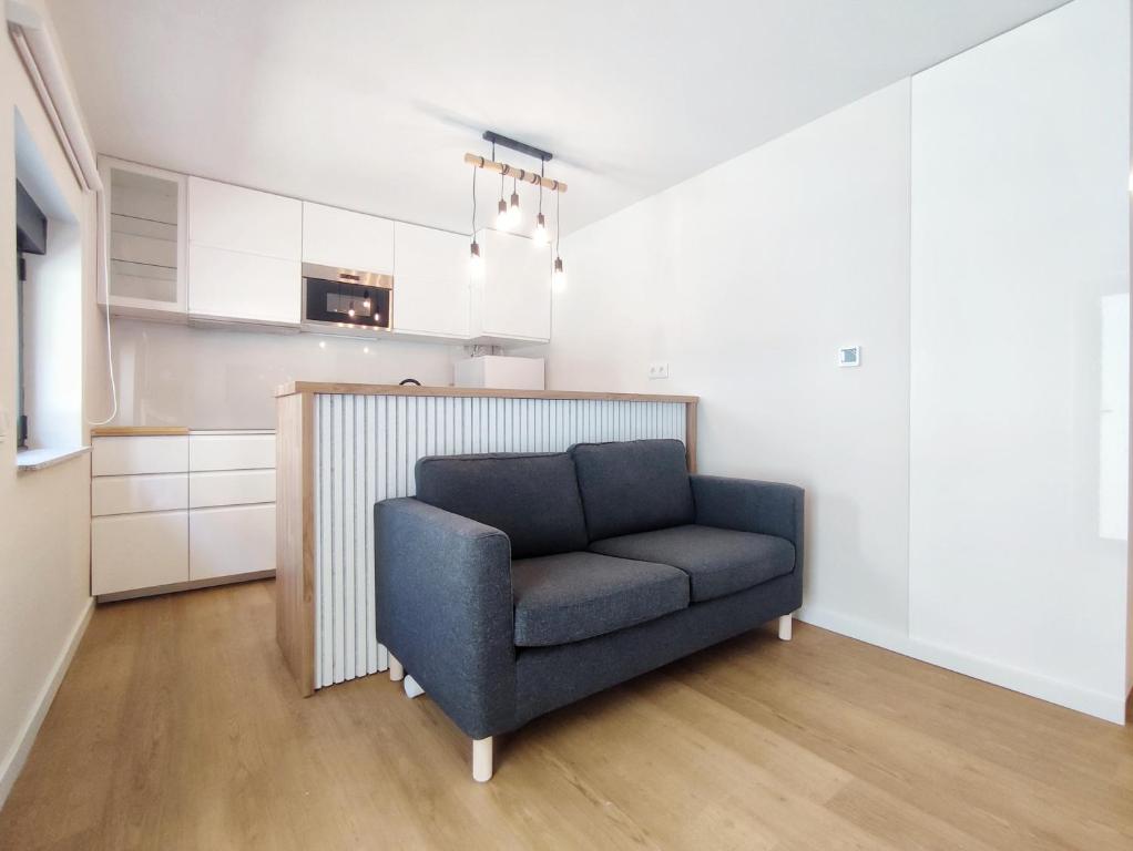 una sedia blu in soggiorno con cucina di Casa Náutica T1 Sul a Ovar