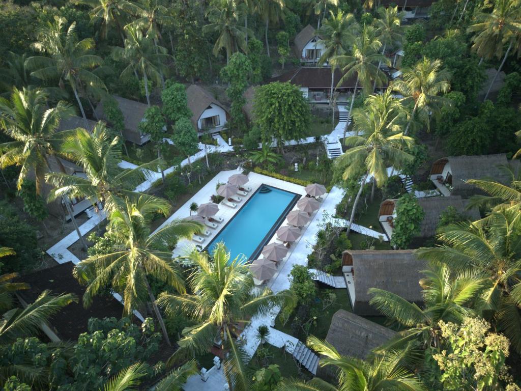 vista aérea de um resort com piscina e palmeiras em Coco Resort Penida em Nusa Penida