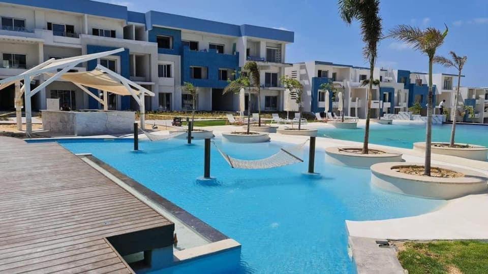 Bazén v ubytování Fouka Bay North Coast 2BRs Modern Style Serviced Apartment with Open Pool & Sea View nebo v jeho okolí