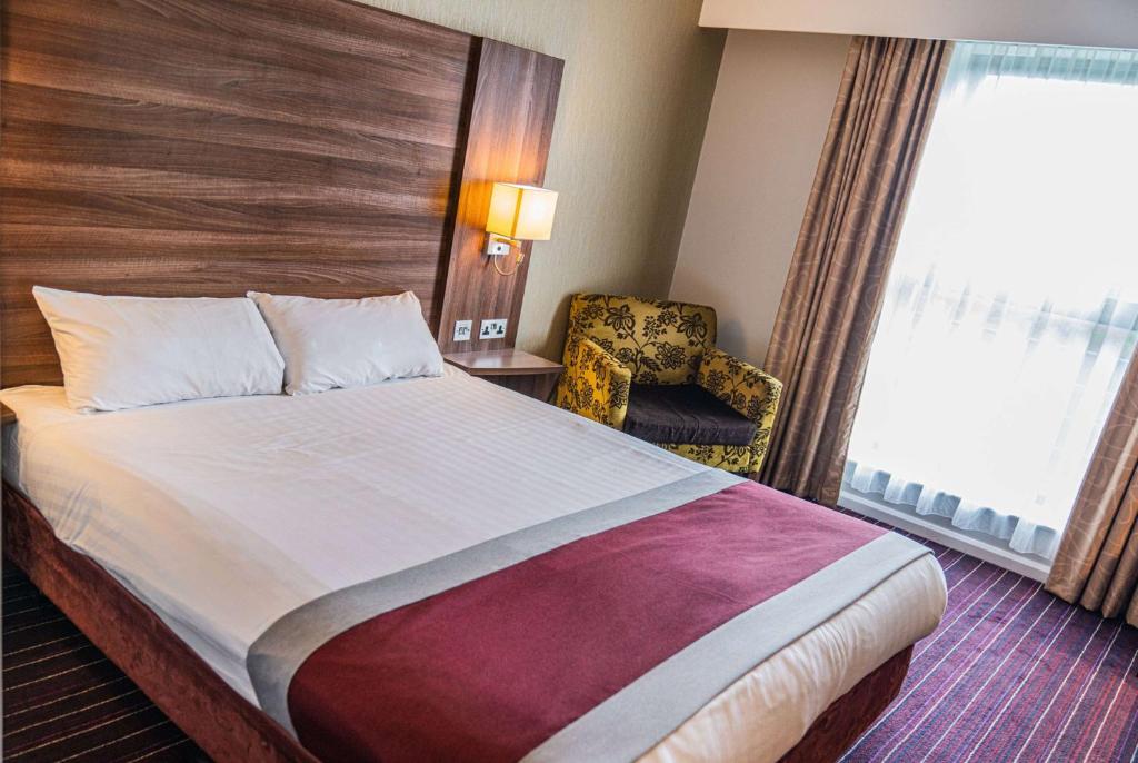 Postel nebo postele na pokoji v ubytování Days Inn Wetherby