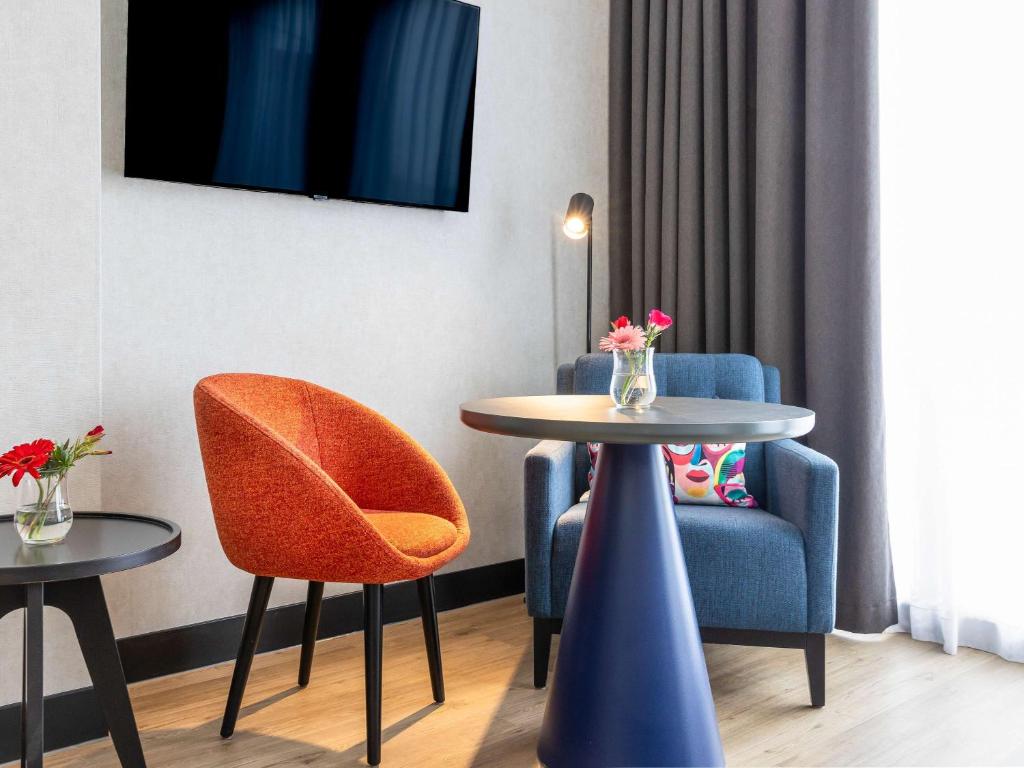 TV a/nebo společenská místnost v ubytování ibis Styles Den Haag Scheveningen