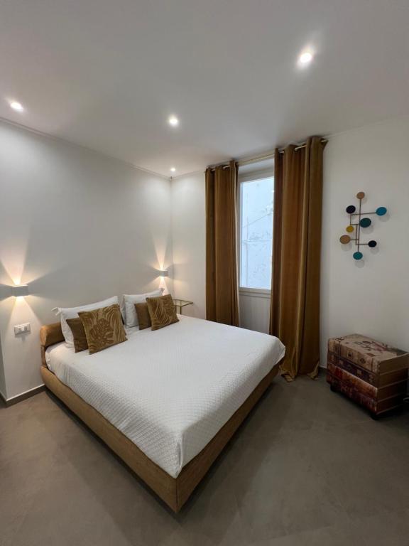 Hotel Villa Lualdi Suite Sanremo, a bedroom with a large bed in a room at Villa Lualdi Suite Sanremo in Sanremo