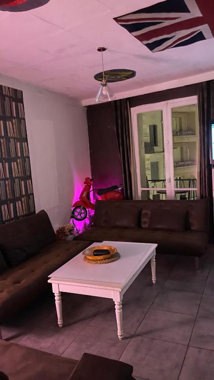 un salon avec un canapé et une table basse dans l'établissement Housse, à Avignon