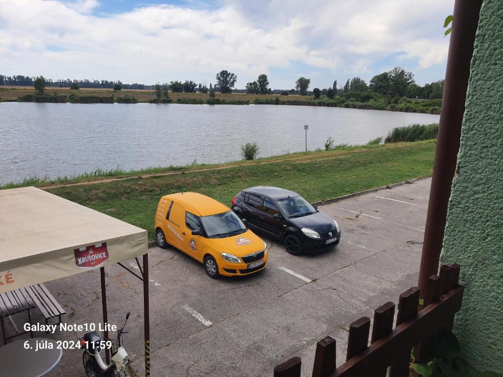 Výhled na řeku, která protéká v blízkosti motelu