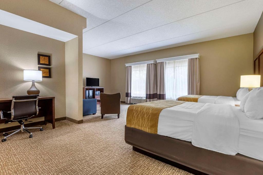 Comfort Inn & Suites Mocksville I-40 - Queen Suite Met 2 Queensize Bedden En Slaapbank