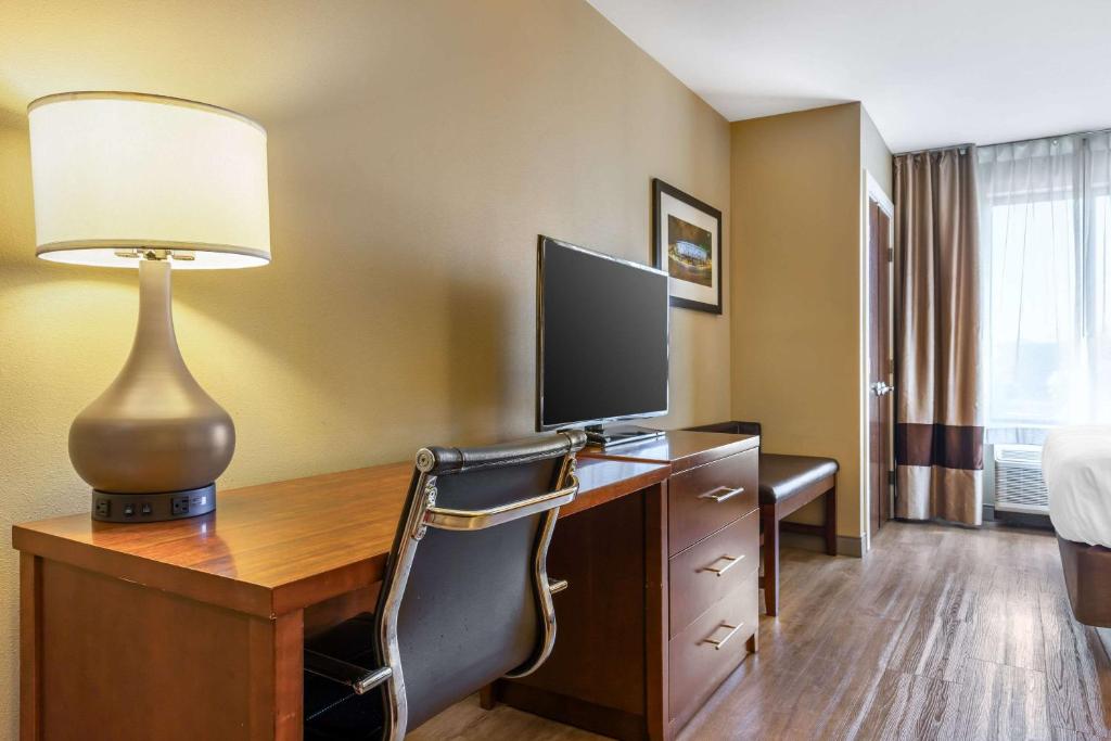 Comfort Inn & Suites At CrossPlex Village photo