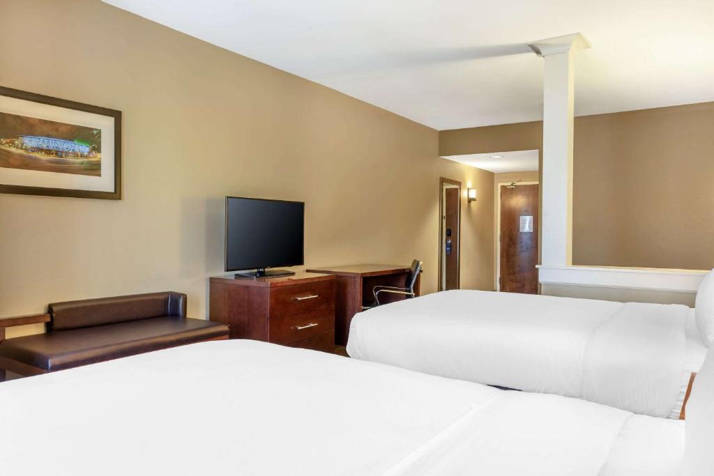 Comfort Inn & Suites At CrossPlex Village photo