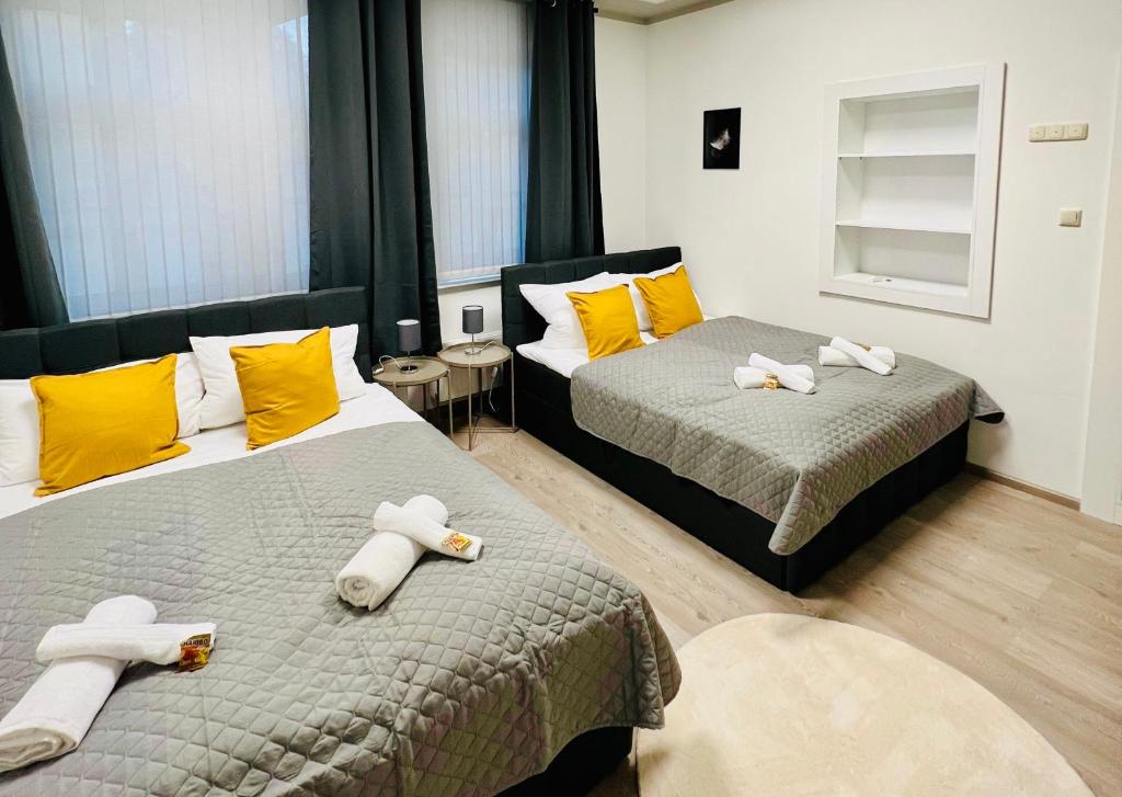a bedroom with two beds with towels on them at SH-Apartments-Stylische FeWo Mia - Parken - Wifi in Schmalkalden
