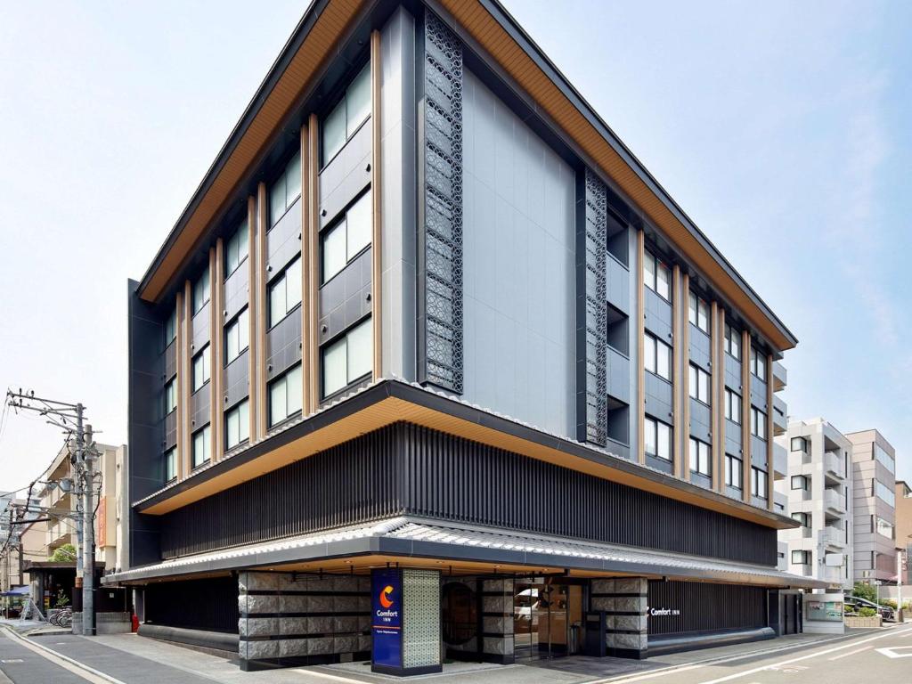an office building with a black and white facade at Comfort Inn Kyoto Shijokarasuma in Kyoto