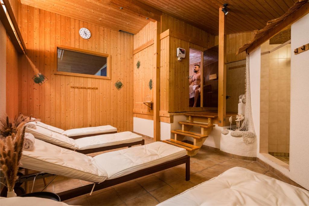 Кровать или кровати в номере Hotel Lindenhof by Crossworld AG