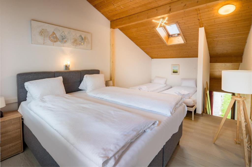 Кровать или кровати в номере Hotel Lindenhof by Crossworld AG