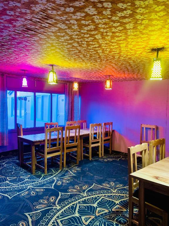 Restoran või mõni muu söögikoht majutusasutuses Oasis Retreat Pangong