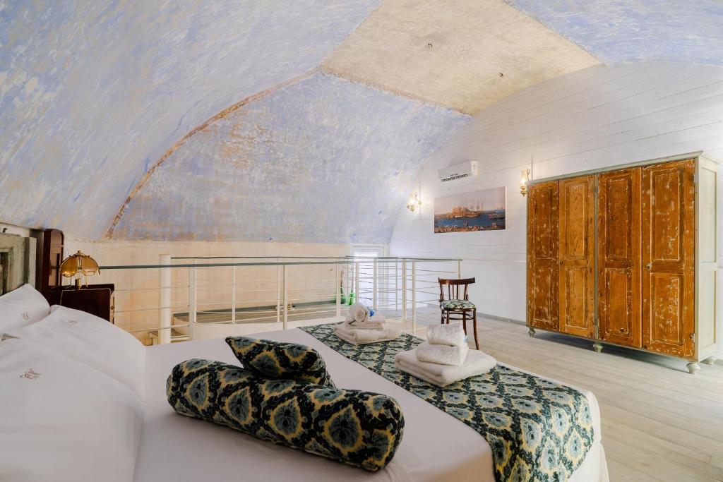 une chambre avec un grand lit dans une pièce dans l'établissement B&B Corte Kampanes, à Gallipoli
