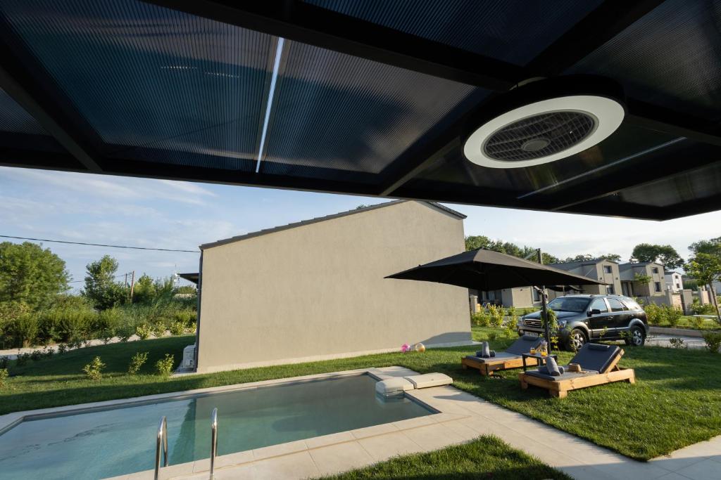 Bazén v ubytování Mythical Olympus Mare Seaside Pool Villas nebo v jeho okolí