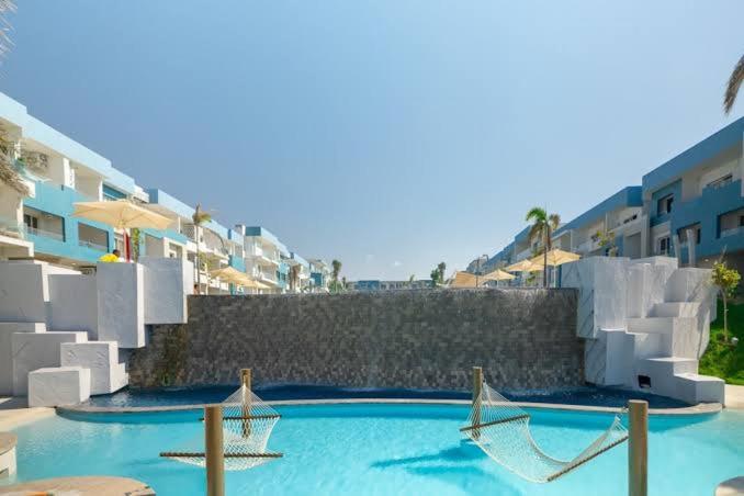 Bazén v ubytování Fouka Bay North Coast 2BRs Modern Style Serviced Apartment with Open Pool & Sea View nebo v jeho okolí