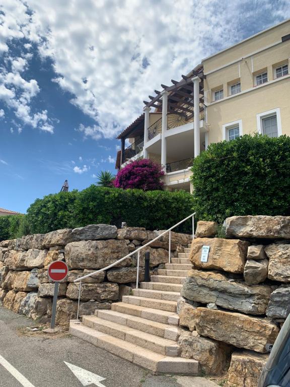 un bâtiment avec des escaliers devant un bâtiment dans l'établissement Cap Estérel FH007 JARDIN PRIVATIF ET CLÔTURÉ ,vue Mer,piscines , parking couvert,COUP DE CŒUR, à Saint-Raphaël