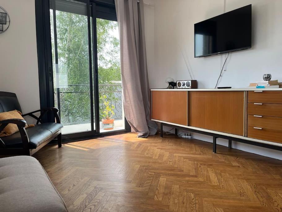 - un salon avec une commode et une télévision dans l'établissement Bright apartment, à Malemort-sur-Corrèze