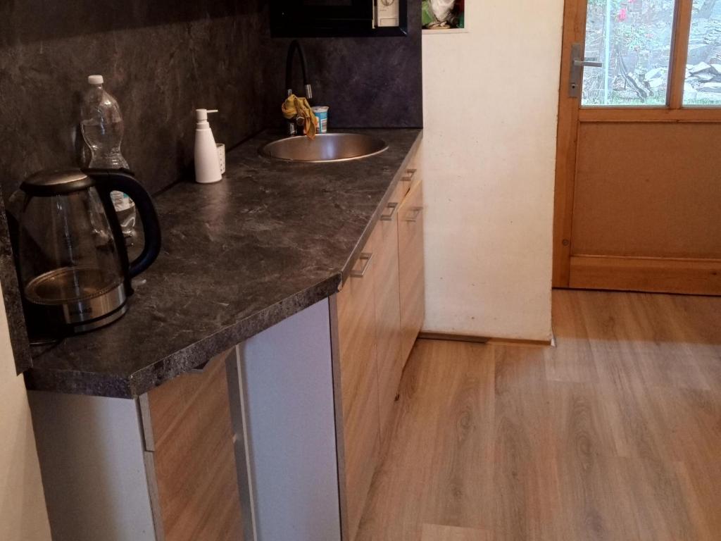 Kuchyň nebo kuchyňský kout v ubytování Chalupa pod hradem Talmberk