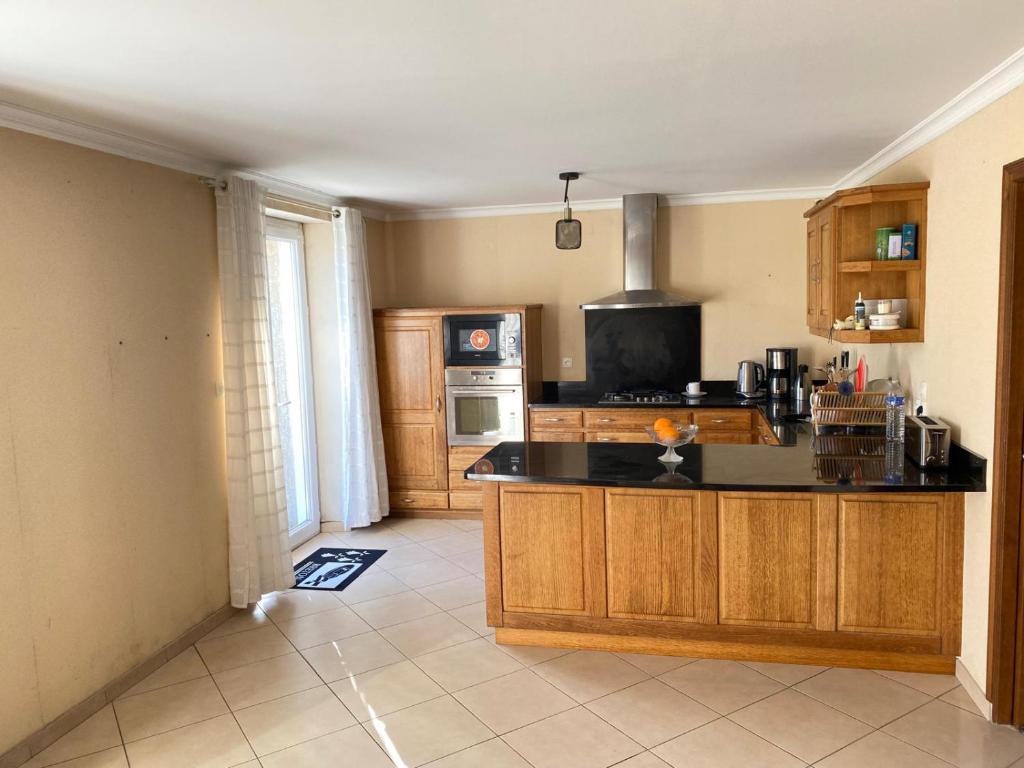 - une cuisine avec un comptoir et une cuisinière four supérieur dans l'établissement Danydan- Brignogan-Plages - Maison de charme Bretonne en Granit sur la côte des légendes, à La Terre du Pont