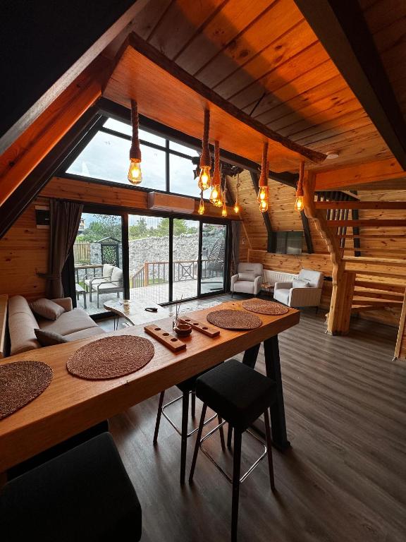 Posezení v ubytování Peleri Suit Bungalow