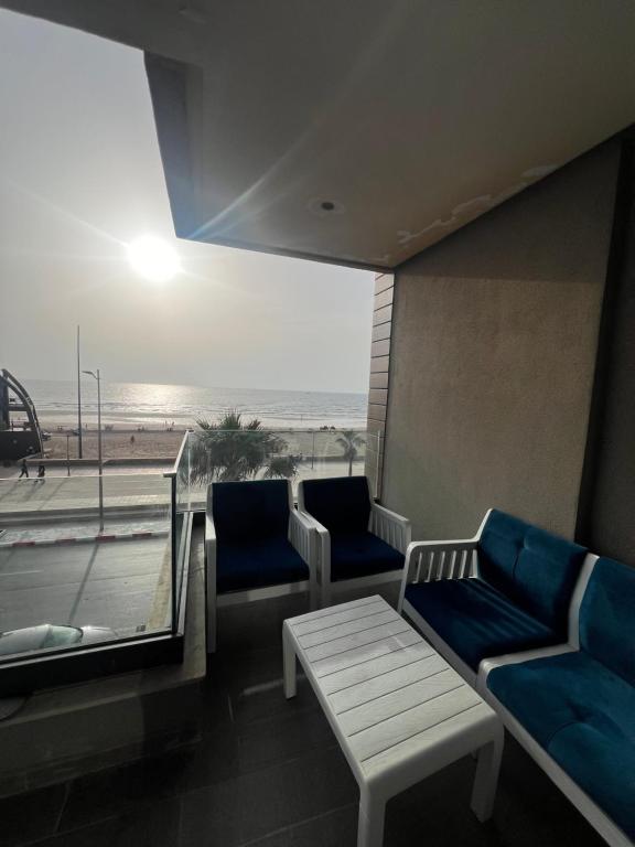 a room with chairs and a view of the beach at Residence miramar in Kenitra